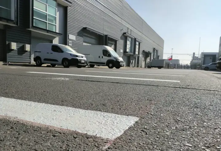 Paso peatonal recién pintado en un estacionamiento