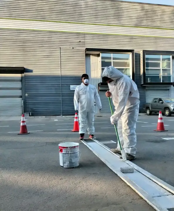 Equipo demarcando líneas de estacionamiento