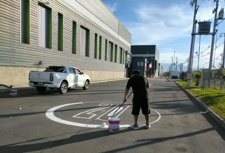 Demarcación de un símbolo vial en patio de maniobras