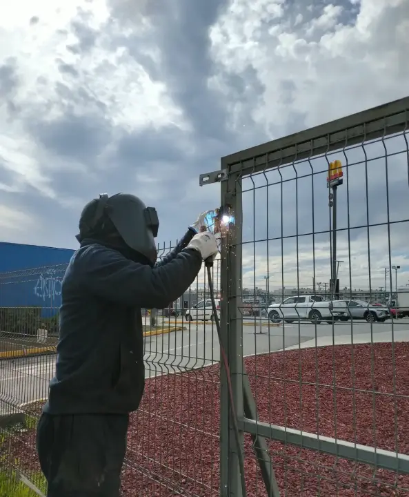 Trabajo de soldadura en un cierre perimetral
