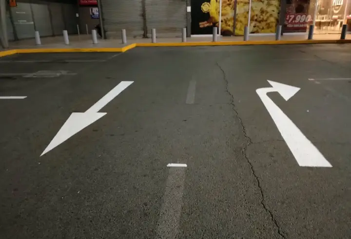 Flechas de tránsito pintadas en un estacionamiento