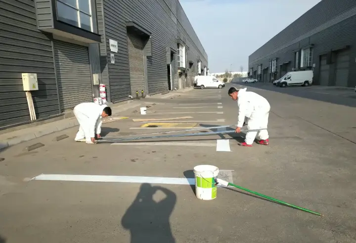 Equipo demarcando el patio de un centro de bodegas