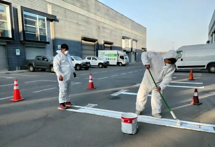 Equipo con trajes de protección demarcando líneas