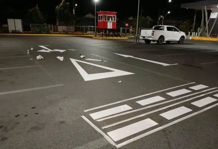 Demarcación vial nocturna con flechas y paso peatonal