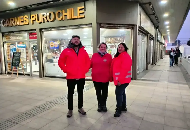 Equipo de MCV con chaquetas corporativas frente a un local comercial